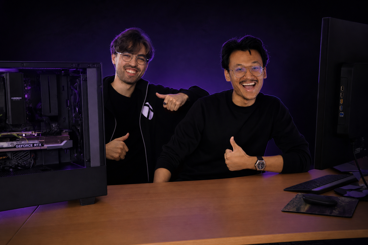 Teckie team naast een desktopcomputer